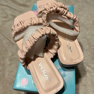 Women’s size 8 light pink shoe